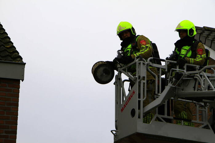 Brandweer veegt schoorsteen vanwege brand