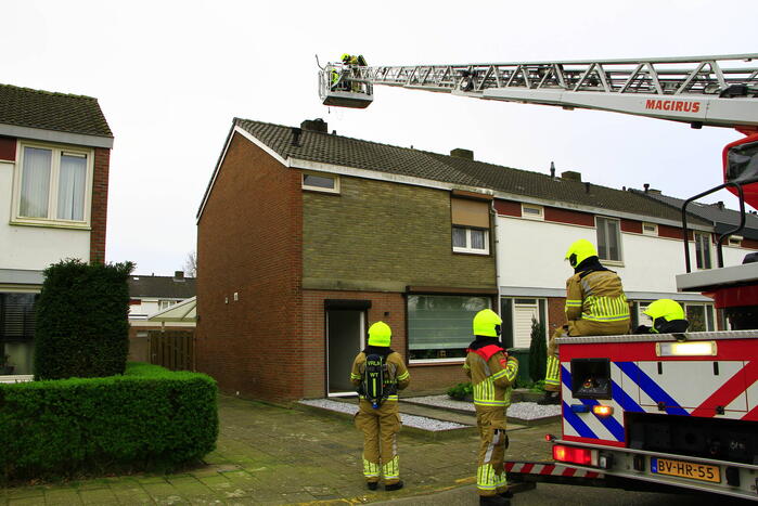 Brandweer veegt schoorsteen vanwege brand