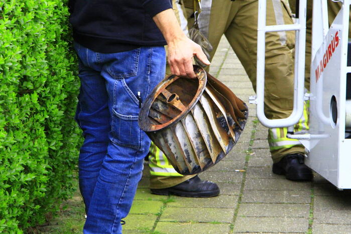 Brandweer veegt schoorsteen vanwege brand