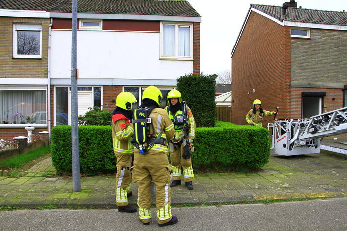 Brandweer veegt schoorsteen vanwege brand