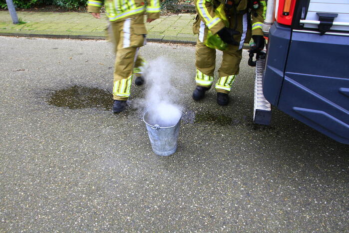Brandweer veegt schoorsteen vanwege brand