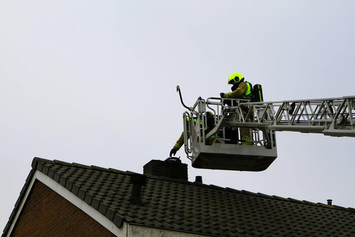 Brandweer veegt schoorsteen vanwege brand