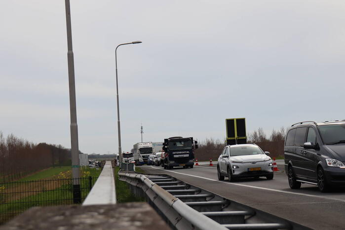 Snelweg afgesloten wegens gebroken arm van hoogspanningsmast