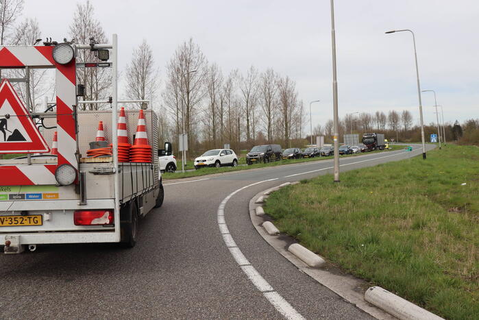 Snelweg afgesloten wegens gebroken arm van hoogspanningsmast
