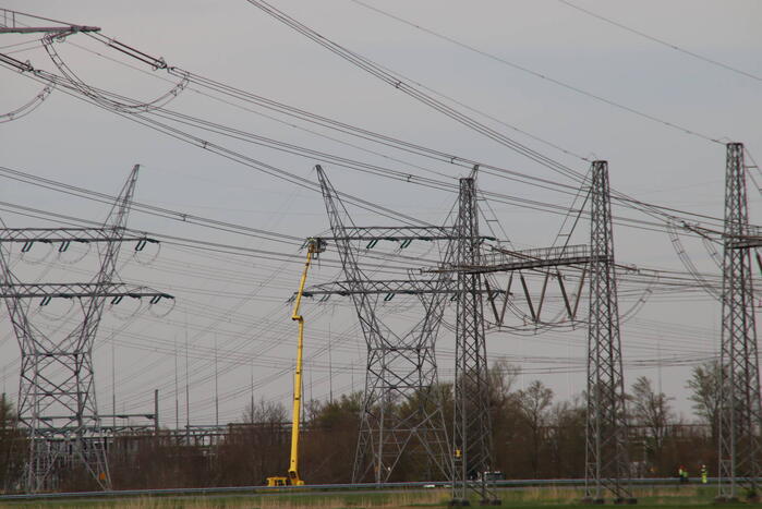 Snelweg afgesloten wegens gebroken arm van hoogspanningsmast