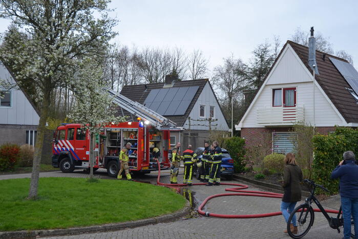 Brandweer ingezet voor brand in nok van dak
