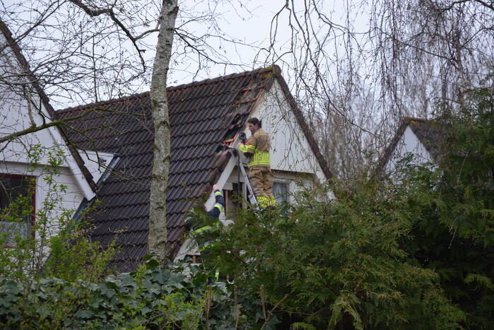 Brandweer ingezet voor brand in nok van dak
