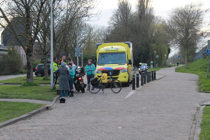 Maaltijdbezorger en fietser botsen