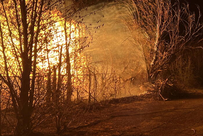 Enorme brand bij pallet opslag