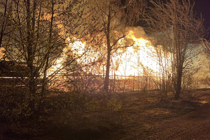 Enorme brand bij pallet opslag