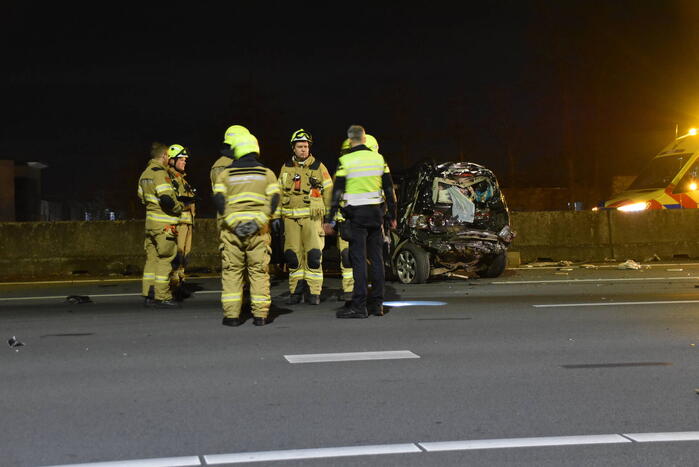 Hulpdiensten ingezet voor aanrijding tussen vrachtwagen en personenauto, snelweg afgesloten