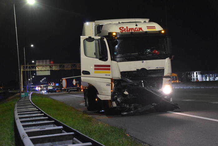 Hulpdiensten ingezet voor aanrijding tussen vrachtwagen en personenauto, snelweg afgesloten