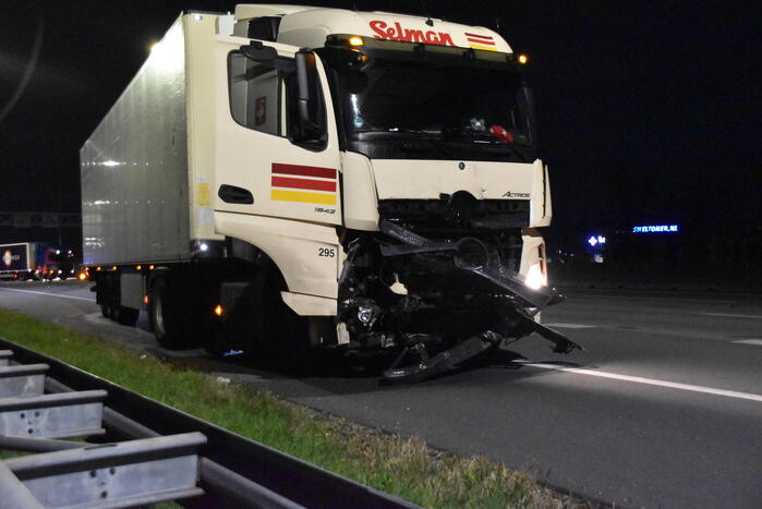 Hulpdiensten ingezet voor aanrijding tussen vrachtwagen en personenauto, snelweg afgesloten