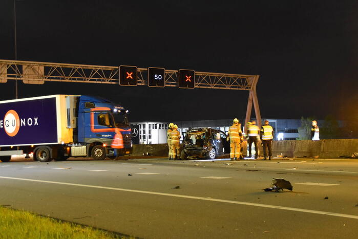Hulpdiensten ingezet voor aanrijding tussen vrachtwagen en personenauto, snelweg afgesloten