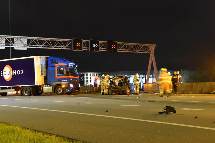 Hulpdiensten ingezet voor aanrijding tussen vrachtwagen en personenauto, snelweg afgesloten