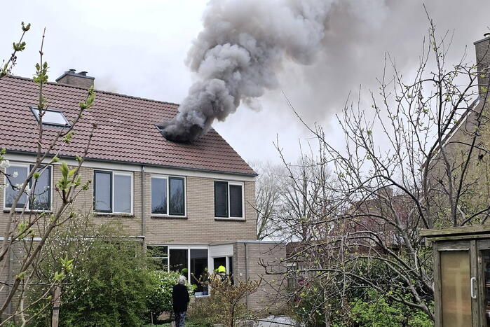 Dikke rookpluimen uit woning door brand