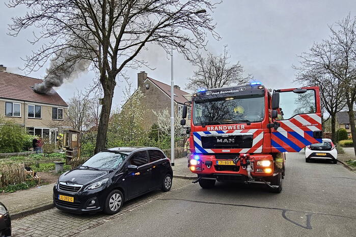 Dikke rookpluimen uit woning door brand