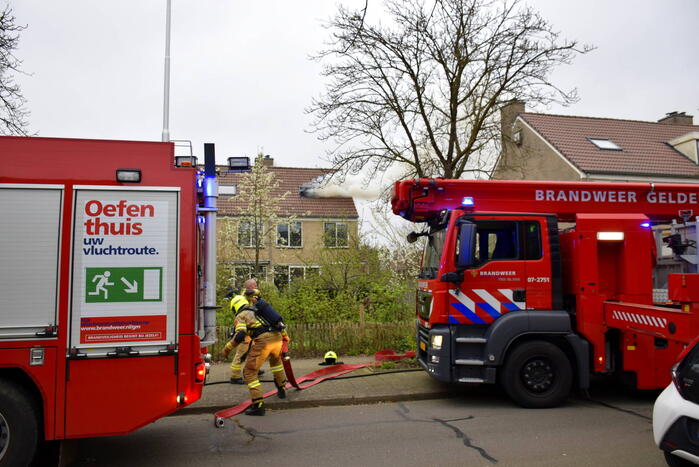 Dikke rookpluimen uit woning door brand
