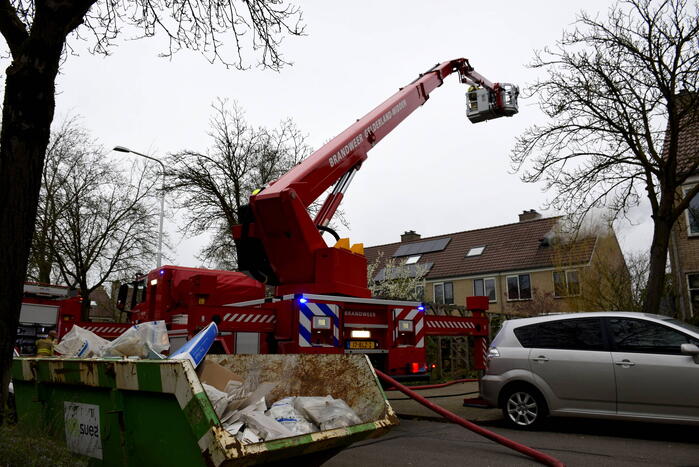 Dikke rookpluimen uit woning door brand