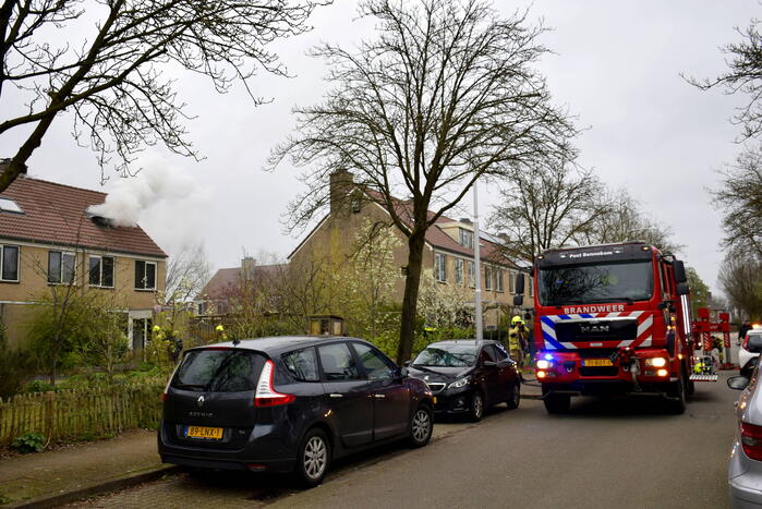 Dikke rookpluimen uit woning door brand