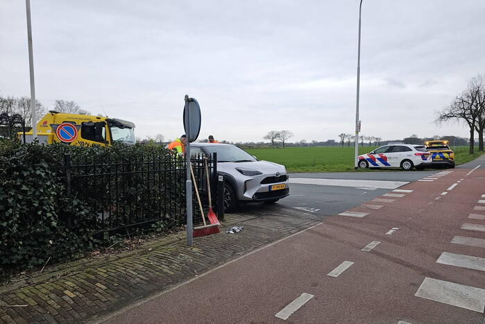 Twee personenwagens botsen op kruising