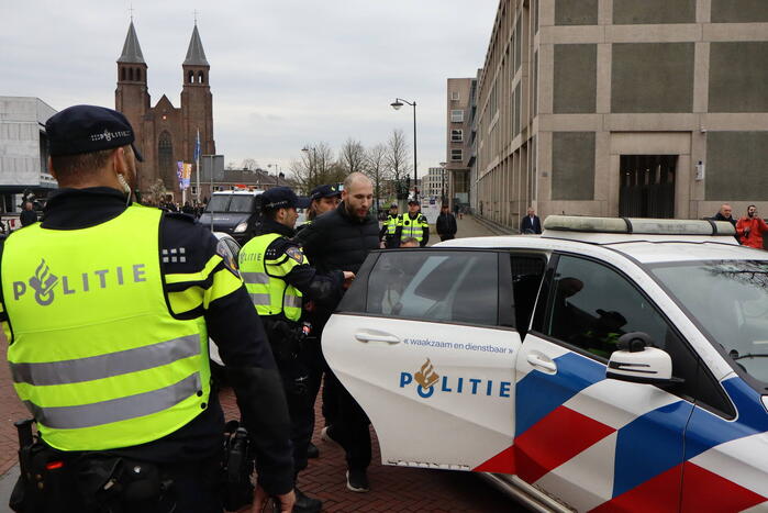 Massale politie-inzet bij rechtzaak, pegida voorman aangehouden