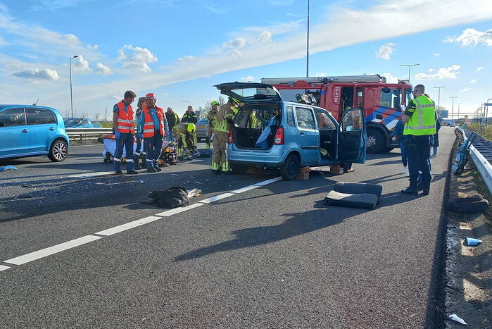 Zwaargewonde bij kop-staartbotsing op snelweg