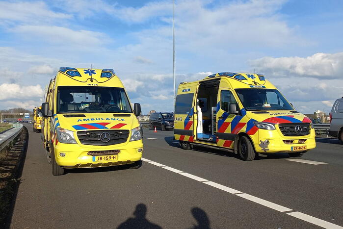 Zwaargewonde bij kop-staartbotsing op snelweg