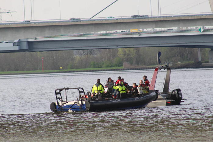 Persoon op bogen van brug, vele hulpdiensten aanwezig