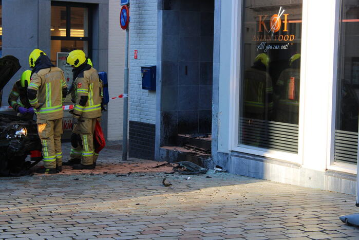 Auto ramt gevel Aziatisch restaurant