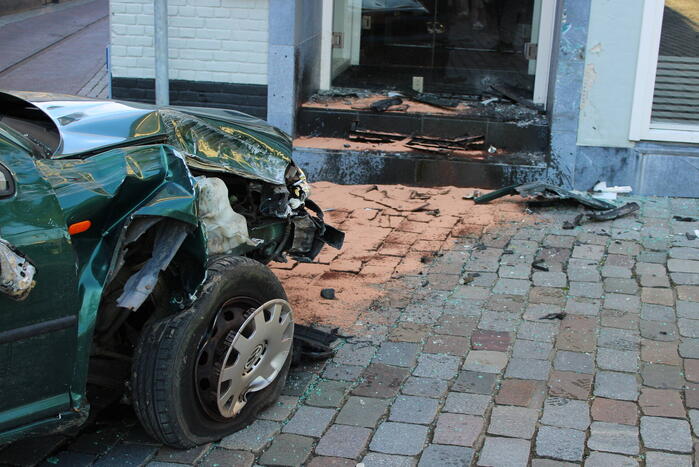 Auto ramt gevel Aziatisch restaurant