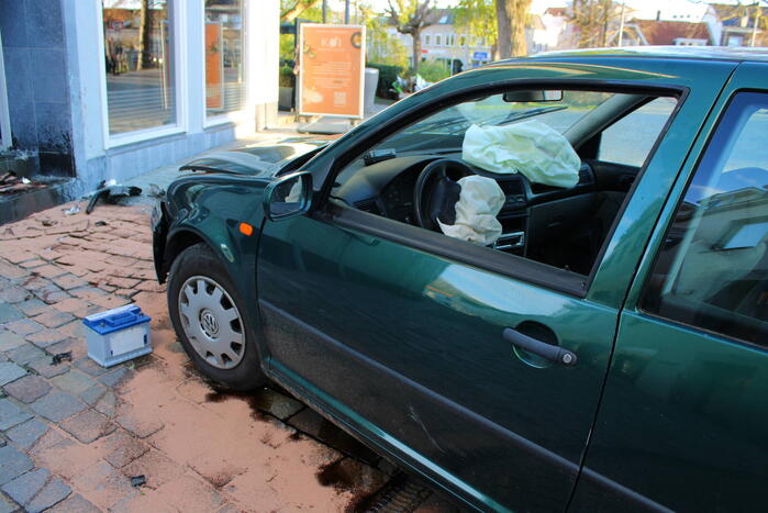 Auto ramt gevel Aziatisch restaurant