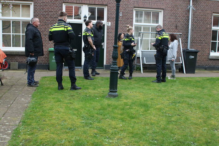 Stoel in woning vliegt in brand