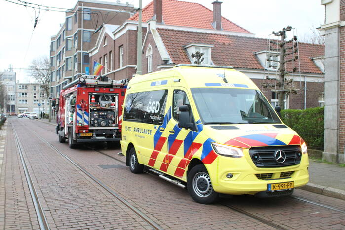 Stoel in woning vliegt in brand
