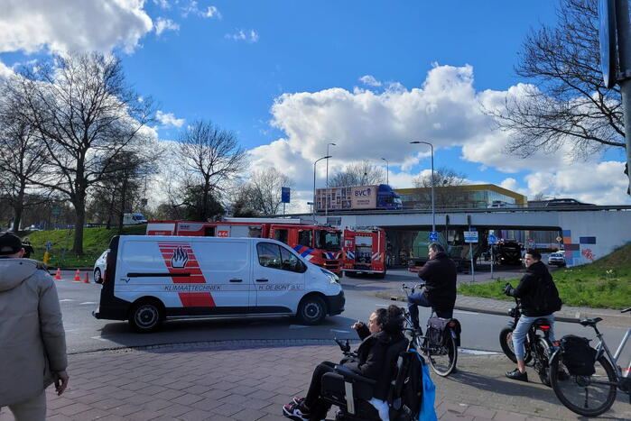 Vrachtwagenchauffeur bekneld na ongeval