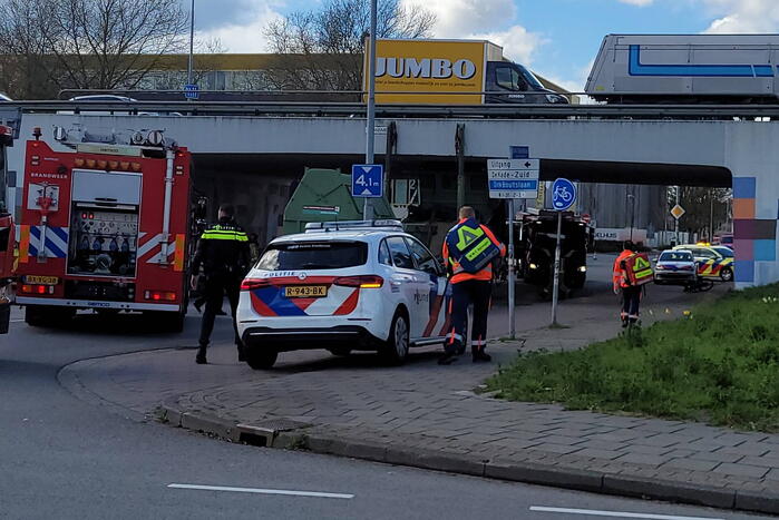 Vrachtwagenchauffeur bekneld na ongeval