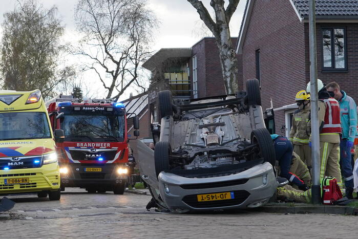 Brandweer bevrijdt automobilist uit auto