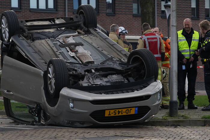 Brandweer bevrijdt automobilist uit auto