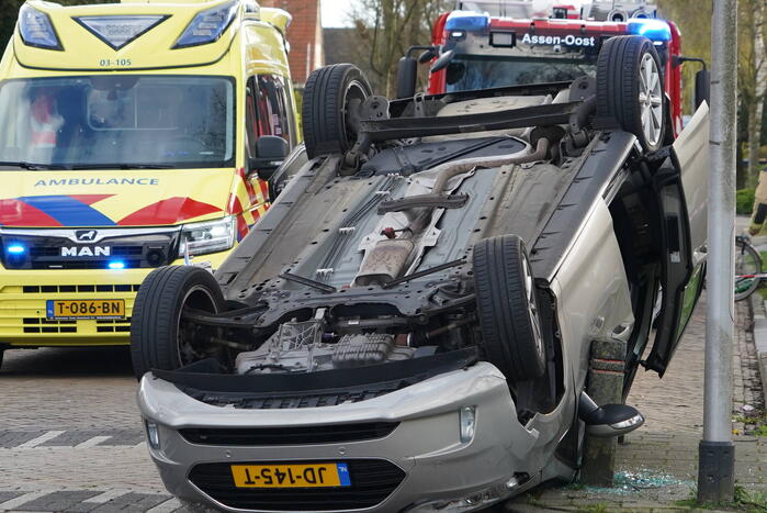Brandweer bevrijdt automobilist uit auto