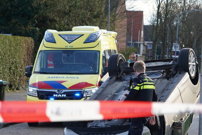 Brandweer bevrijdt automobilist uit auto