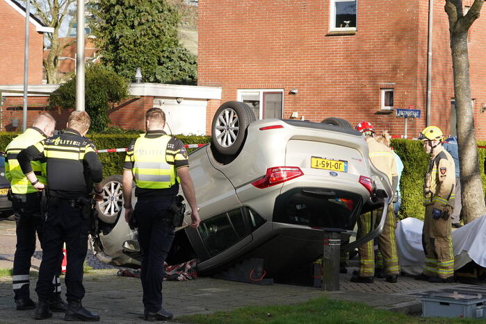 Brandweer bevrijdt automobilist uit auto