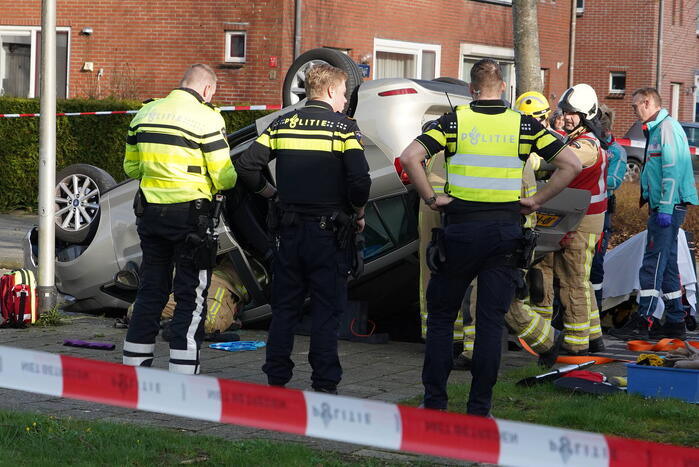 Brandweer bevrijdt automobilist uit auto