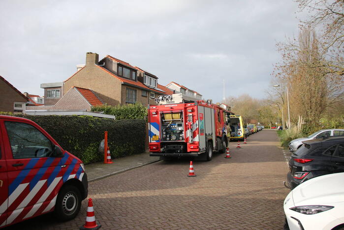 Brandweer en traumateam assisteren bij medische noodsituatie