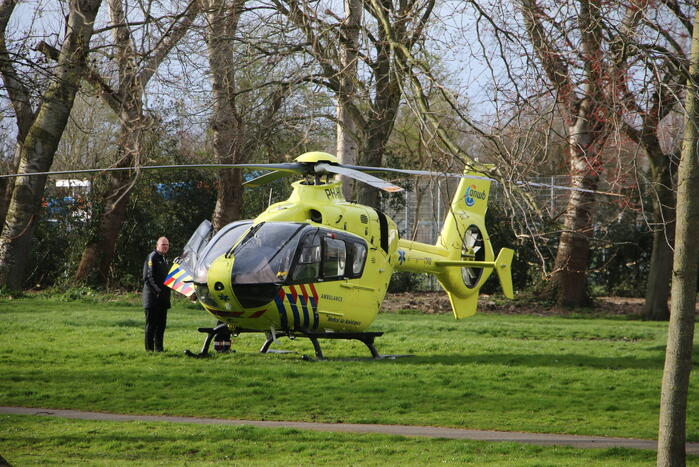 Brandweer en traumateam assisteren bij medische noodsituatie