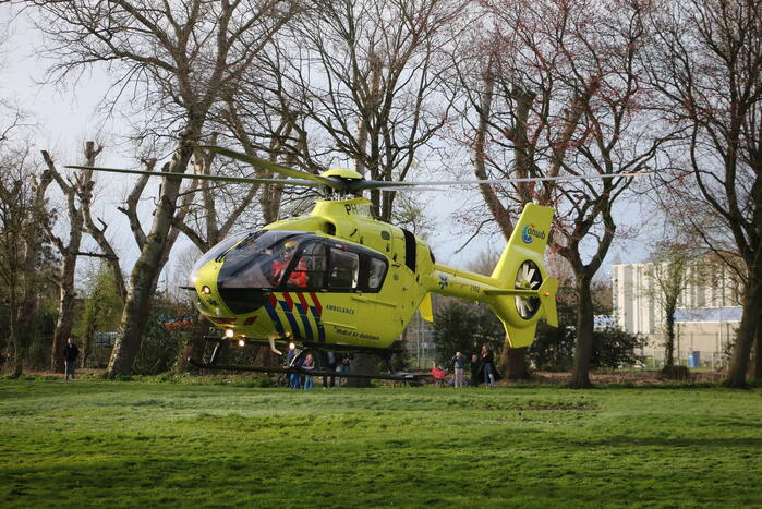 Brandweer en traumateam assisteren bij medische noodsituatie