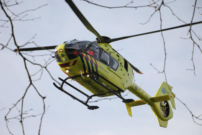 Brandweer en traumateam assisteren bij medische noodsituatie