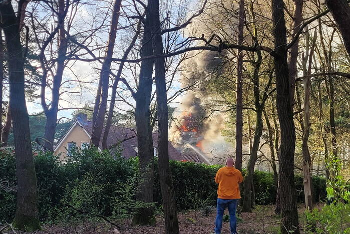 Brandweer blust uitslaande brand in vrijstaande woning