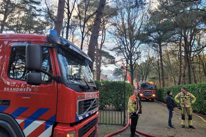 Brandweer blust uitslaande brand in vrijstaande woning