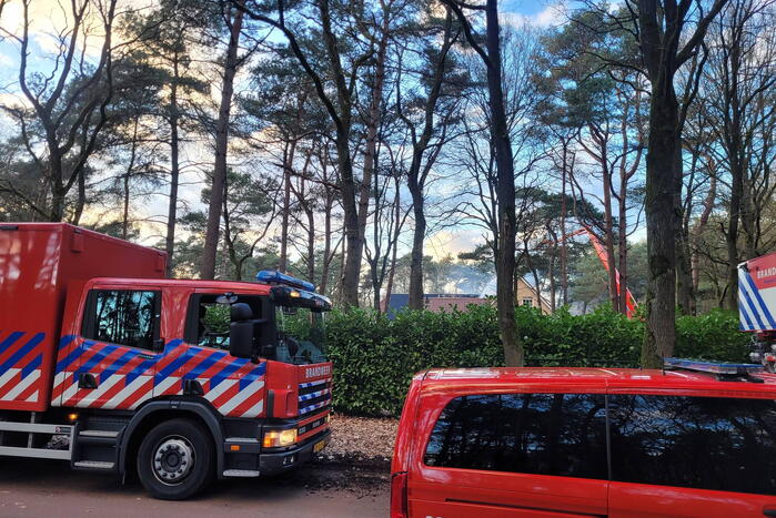 Brandweer blust uitslaande brand in vrijstaande woning