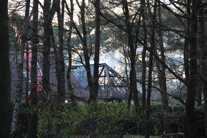 Brandweer blust uitslaande brand in vrijstaande woning